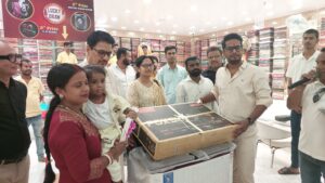 खूबसूरत मॉल से शॉपिंग करने वालों की लगी लॉटरी ।समाजसेवी सुनील खवाड़े के हाथों दिया गया ईनाम।