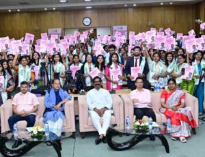 सीएम हेमंत सोरेन ने कुल 299 अभ्यर्थियों को नियुक्ति पत्र सौंपा, जिनमें 62 सीडीपीओ और 237 महिला पर्यवेक्षिकाएं शामिल हैं।
